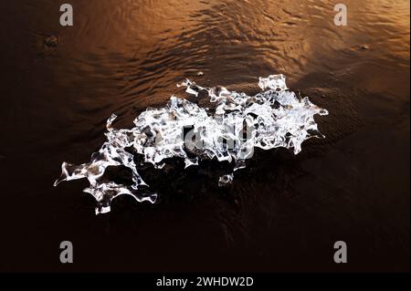 Ein Stück Gletschereis am schwarzen Sandstrand, Diamond Beach, Jokulsarlon Gletscherlagune, Island Stockfoto