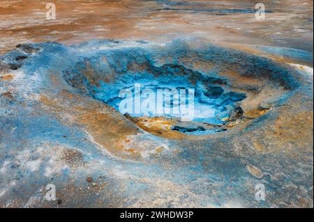 Schlammtöpfe, Schwefelquellen, Fumarolen und Solfataras im Geothermiegebiet Hverarönd, Hverir, Mahjall, Island Stockfoto