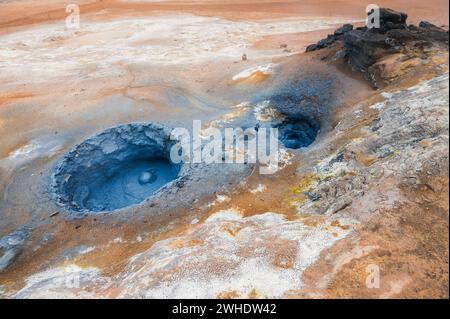 Schlammtöpfe, Schwefelquellen, Fumarolen und Solfataras im Geothermiegebiet Hverarönd, Hverir, Mahjall, Island Stockfoto