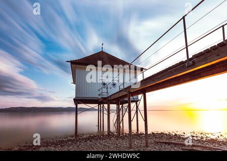 Abendliche Atmosphäre am Seeufer mit Wolken. Badehaus mit Steg, sogenannte Roßtränke bei Wasserburg am Bodensee, Landkreis Lindau, Bayern, Süddeutschland, Deutschland Stockfoto