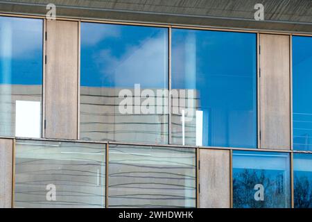 Dresden, neue Synagoge, Reflexion in den Fenstern des Gemeindezentrums Stockfoto