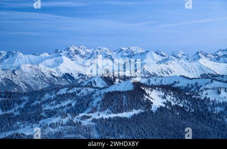 Winter Berglandschaft nach Sonnenuntergang. Blick über die Hörnergruppe zum Allgäuer Hauptkamm von Kratzer über Hochfrottspitzgruppe und hohes Licht bis Biberkopf. Allgäuer Alpen, Bayern, Deutschland, Europa Stockfoto