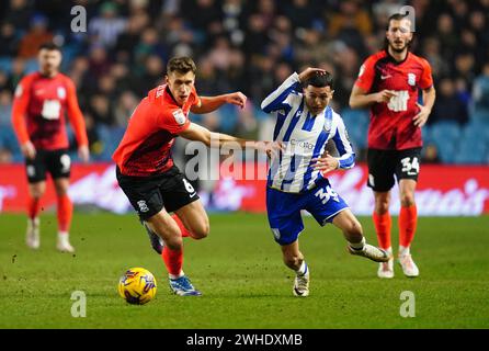 Krystian Bielik (links) von Birmingham City und Ian Poveda von Sheffield Wednesday kämpfen um den Ball während des Sky Bet Championship-Spiels in Hillsborough, Sheffield. Bilddatum: Freitag, 9. Februar 2024. Stockfoto