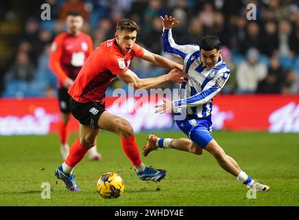 Krystian Bielik (links) von Birmingham City und Ian Poveda von Sheffield Wednesday kämpfen um den Ball während des Sky Bet Championship-Spiels in Hillsborough, Sheffield. Bilddatum: Freitag, 9. Februar 2024. Stockfoto