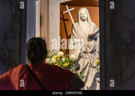 Buenos Aires, Argentinien. Februar 2024. 9. Februar 2024 - Buenos Aires, Argentinien - am Sonntag, den 11. Februar 2024, wird die katholische Kirche eine neue heilige haben: Mar'a Antonia de Paz y Figueroa, besser bekannt als Mama Antula, die erste argentinische heilige. Die Heiligsprechungszeremonie findet in St. Petersdom, in Rom, und wird von mehr als 300 argentinischen Pilgern besucht werden, darunter mehrere Bischöfe, Priester, Ordensleute und Verwandte des zukünftigen heiligen. Sie wurde 1730 in Santiago del Estero geboren und widmete sich der Predigt der spirituellen Übungen der Jesuiten, die den Santa gründeten Stockfoto