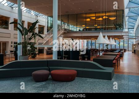 Modernes skandinavisches Atrium mit Sitzbereich, Kopenhagen Stockfoto