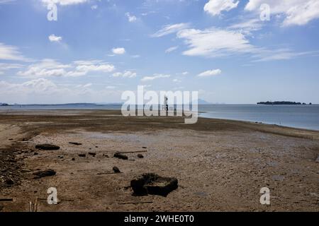 Ein Weitwinkelblick fängt einen Strand bei Ebbe ein Stockfoto