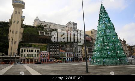 Baum aus PET-Flasche salvador, bahia, brasilien - 5. januar 2024: weihnachtsbaum aus PET-Carrafas und anderen recycelbaren Materialien in der Stadt Salvador. SALVADOR BAHIA BRASILIEN Copyright: XJoaxSouzax 050124JOA4311320 Stockfoto