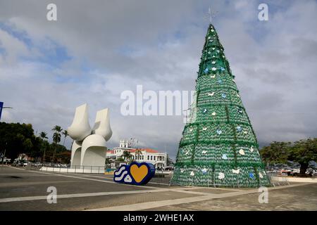 Baum aus PET-Flasche salvador, bahia, brasilien - 5. januar 2024: weihnachtsbaum aus PET-Carrafas und anderen recycelbaren Materialien in der Stadt Salvador. SALVADOR BAHIA BRASILIEN Copyright: XJoaxSouzax 050124JOA4311328 Stockfoto