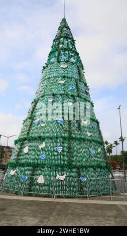 Baum aus PET-Flasche salvador, bahia, brasilien - 5. januar 2024: weihnachtsbaum aus PET-Carrafas und anderen recycelbaren Materialien in der Stadt Salvador. SALVADOR BAHIA BRASILIEN Copyright: XJoaxSouzax 050124JOA4311322 Stockfoto