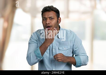 Ein junger, gutaussehender indianer wird vor dem Date auftauchen. Verschwommener Innenhintergrund. Stockfoto