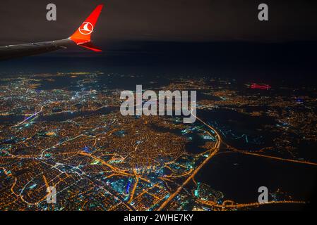 Nächtliche Luftaufnahme von Istanbul, von einem Flug der Turkish Airlines aus gesehen. Stockfoto
