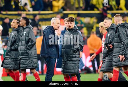 Dortmund, Deutschland. Februar 2024. Fußball: Bundesliga, Borussia Dortmund - SC Freiburg, Spieltag 21, Signal Iduna Park. Freiburger Trainer Christian Streich zwischen seinen Spielern nach dem Spiel. Hinweis: Bernd Thissen/dpa – WICHTIGER HINWEIS: gemäß den Vorschriften der DFL Deutscher Fußball-Liga und des DFB Deutscher Fußball-Bundes ist es verboten, im Stadion und/oder des Spiels aufgenommene Fotografien in Form von sequenziellen Bildern und/oder videoähnlichen Fotoserien zu verwenden oder zu nutzen./dpa/Alamy Live News Stockfoto