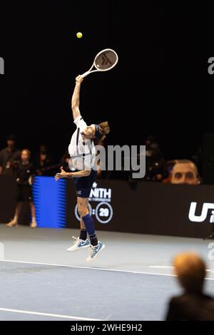 Oslo, Norwegen 9. Februar 2024 Alexander Bublik aus Russland im Kampf gegen Dominic Thiem aus Österreich während des Round Robin Ultimate Tennis Showdown Turniers in der Telenor Arena in Oslo, Norwegen Stockfoto