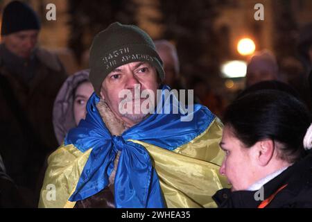 KIEW, UKRAINE - 09. FEBRUAR 2024 - Teilnehmer der Kundgebung zur Unterstützung von Valerii Zaluzhnyi, der kürzlich vom Posten des Oberbefehlshabers der Streitkräfte der Ukraine entlassen wurde, auf dem Platz Maidan Nezalezhnosti in Kiew, Hauptstadt der Ukraine Stockfoto