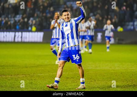 Sheffield, Großbritannien. Februar 2024. Ian Poveda Mann des Spiels zeigt den Fans nach dem Sieg Sheffield Wednesday FC gegen Birmingham City FC im Hillsborough Stadium, Sheffield, England, Großbritannien am 9. Februar 2024 Credit: Every Second Media/Alamy Live News Stockfoto