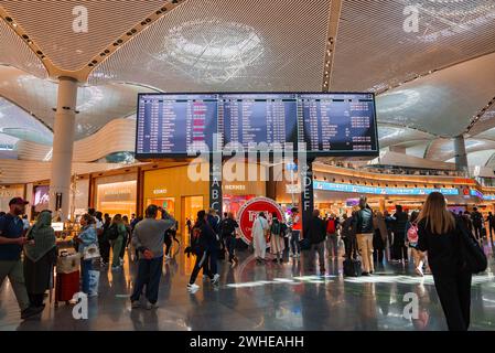 Geschäftiges Flughafenterminal Istanbul mit Reisenden und Luxusgeschäften Stockfoto