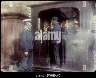 Fünf japanische Männer auf Eisenbahnlokomotive - Foto zeigt eine Lokomotive mit Abt-Zahnradgetriebe, die auf dem Usui-Pass-Segment der Kaiserlich Japanischen Staatsbahnen 1895 im Einsatz ist Stockfoto