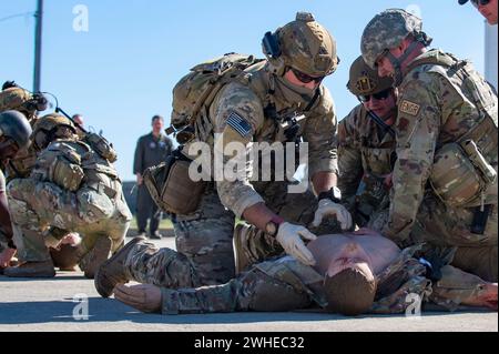 Flugzeuge mit der 4th Fighter Wing Civil Engineer Squadron bewerten eine verletzte Person während einer Massentraining während der AGILEN FLAGGE 24-1, auf der March Air Reserve Base, Kalifornien, am 31. Januar 2024. Durch die Bereitstellung der Expeditionary Air Base oder XAB, Force Element, wurde die 4 FW so zugeschnitten, dass sie sich in die bestehenden Kommandos- und Kontrollstrukturen der Combatant Command and Control Strukturen integrieren lässt, um die Prioritäten der Mission des Joint Force Air Component Commander zu unterstützen. (Foto der U.S. Air National Guard von Airman First Class Ivy Thomas) Stockfoto