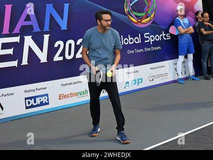 Mumbai, Indien. Februar 2024. Der indische Geschäftsmann und Geschäftsführer der Piramal Group, Anand Piramal spielt während des Pickleball-Turniers 2024 in Mumbai ein freundliches Pickleball-Spiel gegen den ehemaligen indischen Tennisspieler Sania Mirza und den aktuellen Tennisspieler Rohan Bopanna (nicht im Bild). Quelle: SOPA Images Limited/Alamy Live News Stockfoto