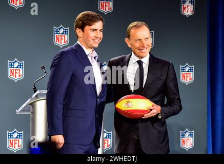 Las Vegas, Nevada, USA, Freitag, 9. Februar, 2024. Peter O’Reilly, Executive Vice President der NFL, Club Business, League Events & International, gibt bekannt, dass die NFL eine Partnerschaft mit Real Madrid C.F., der Stadt Madrid und der Comunidad de Madrid eingehen wird, um die NFL nach Spanien zu bringen. Das erste reguläre Saisonspiel in Spanien wird 2025 im legendären Santiago Bernabéu Stadion ausgetragen. Mandalay Bay in Las Vegas, Nevada, USA. Quelle: Ken Howard/Alamy Live News Stockfoto