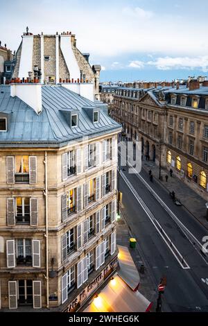 Paris, Frankreich, 9. Februar 2024, Klassische Architektur der Rue de Rivoli, nur Editorial. Stockfoto