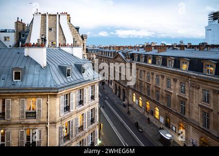 Paris, Frankreich, 9. Februar 2024, Klassische Architektur der Rue de Rivoli, nur Editorial. Stockfoto