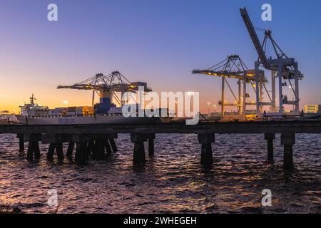 Alameda, CA, USA. April 2023: Die San Francisco Bay Area, Alameda Pier, ist ein geschäftiger Ort mit Frachtschiffen, die den ganzen Tag über ankommen und fahren Stockfoto