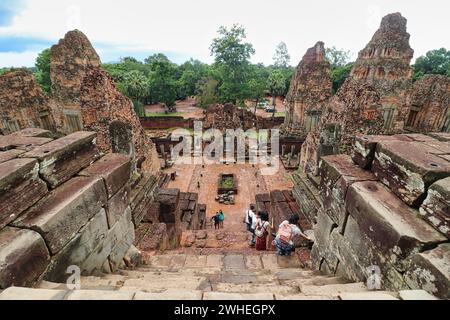 Regendurchtränkter Blick von der Spitze des Pre Rup Tempels, eines staatlichen Tempels aus dem 10. Jahrhundert, erbaut von Rajendravarman, Khmer-König in der Nähe von Angkor Wat, in Siem Reap, Kambodscha Stockfoto