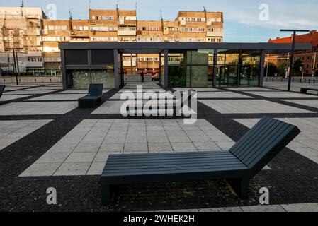 '24.05.2019, Polen, Niederschlesien, Breslau - Liegestühle auf dem Plac Nowy Targ im Stadtzentrum, hinter einem neuen Gebäude in der Abendsonne. 00A190524D0 Stockfoto