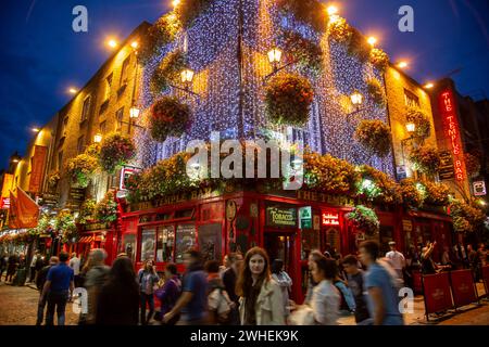 '09.07.2019, Irland, County Dublin, Dublin - The Temple Bar Pub im Temple Bar Pub District, beliebt bei Einheimischen und Touristen. 00A190709D346CAROEX Stockfoto