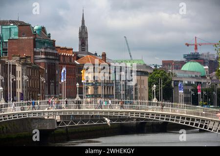 '11.07.2019, Irland, County Dublin, Dublin - Blick von der O Connell Bridge auf die Fußgängerbrücke über den Fluss Liffey in der Stadt. 00A190711D069CAROEX.J Stockfoto