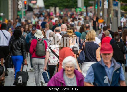 '11.07.2019, Irland, County Dublin, Dublin - Fußgänger auf der O Connell Street, Dublins berühmtester Straße im Stadtzentrum. 00A190711D098CAROEX.JPG Stockfoto