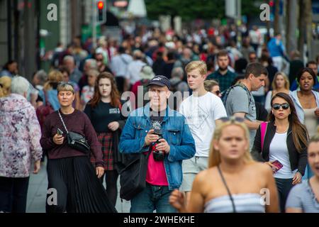 '11.07.2019, Irland, County Dublin, Dublin - Fußgänger auf der O Connell Street, Dublins berühmtester Straße in der Stadt. 00A190711D103CAROEX.JPG [MODELL Stockfoto