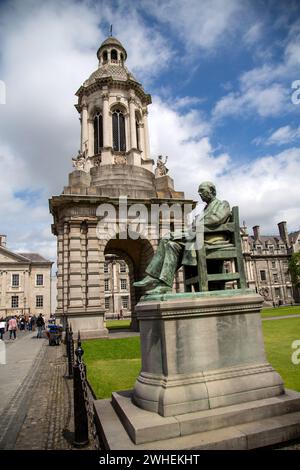 '11.07.2019, Irland, County Dublin, Dublin - Trinity College 1592, Campanile Glockenturm (1853) auf dem Campus, Statue von William Lecky (1838-1903, irische h Stockfoto