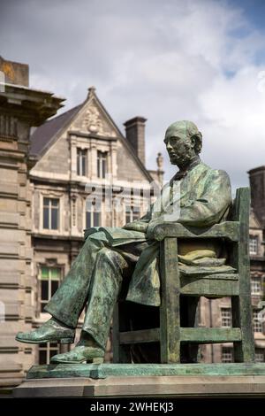'11.07.2019, Irland, County Dublin, Dublin - Trinity College 1592, William Lecky Statue (1838-1903, irischer Historiker) auf dem Campus. 00A190711D224CAROEX.J Stockfoto
