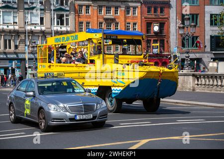 '11.07.2019, Irland, County Dublin, Dublin - Touristen unterwegs im Stadtverkehr mit Viking Splash Tours (Amphibienfahrzeug). 00A190711D414CAROEX. Stockfoto