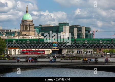 '11.07.2019, Irland, County Dublin, Dublin - Blick von der O Connell Bridge zur Rosie Hackett Bridge über den Fluss Liffey, mit dem Custom House auf der l Stockfoto