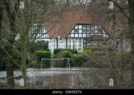 28.12.2023, Deutschland, Bremen, Bremen - Haus am Wuemme von Überschwemmungen bedroht. 00A231228D002CAROEX.JPG [MODELLFREIGABE: NICHT ZUTREFFEND, EIGENSCHAFTSFREIGABE RE Stockfoto