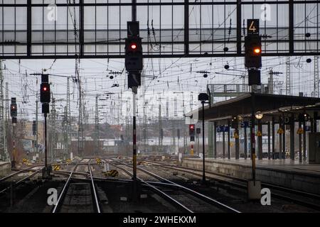 "24.01.2024, Deutschland, Bremen, Bremen - leer am Bremer Hauptbahnhof während des bundesweiten Streiks der zugführergewerkschaft GDL. 00A240124D027CAROEX. Stockfoto