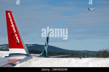 "31.03.2023, Norwegen, Oslo - Winglet eines Flugzeugs der Norwegian Airlines. 00S230331D016CAROEX.JPG [MODELLVERSION: NICHT ZUTREFFEND, EIGENSCHAFTSFREIGABE: NEIN ( Stockfoto