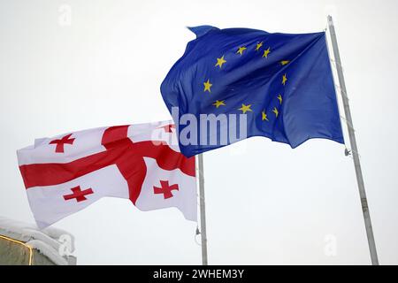 "01.02.2020, Georgien, Svaneti, Mestia - Nationalflagge Georgiens und europäische Flagge. 00S200201D011CAROEX.JPG [MODELLVERSION: NICHT ZUTREFFEND, RICHTIG Stockfoto