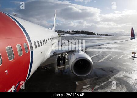 "31.03.2023, Norwegen, Northland, Evenes - Rumpf eines Flugzeugs der Norwegian Airlines am Flughafen Harstad/Narvik. 00S230331D032CAROEX.JPG [MODELLVERSION: Stockfoto