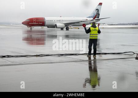 '07.04.2023, Norwegen, Northland, Evenes - Bodenpilot empfängt ein Flugzeug der Norwegian Airlines auf dem Vorfeld am Flughafen Harstad/Narvik. 00S230407D054CAROEX. Stockfoto