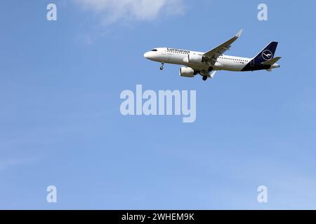 '01.05.2023, Deutschland, Niedersachsen, Hannover - Airbus A320 der Lufthansa. 00S230501D116CAROEX.JPG [MODELLVERSION: NICHT ZUTREFFEND, EIGENSCHAFTSFREIGABE: NEIN Stockfoto