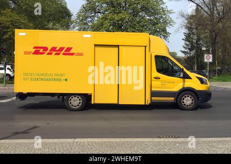 '28.04.2023, Deutschland, Berlin, Berlin - DHL Lieferwagen mit Elektroantrieb. 00S230428D105CAROEX.JPG [MODELLVERSION: NEIN, EIGENSCHAFTSFREIGABE: NEIN (C) CARO Stockfoto