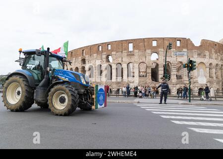 Rom, Italien. Februar 2024. Einer der vier Traktoren des Vereins „Riscatto Agricolo“ fährt vor dem Kolosseum in Rom (Foto: © Matteo Nardone/Pacific Press via ZUMA Press Wire) NUR ZUR REDAKTIONELLEN VERWENDUNG! Nicht für kommerzielle ZWECKE! Stockfoto