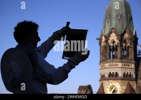 '30.05.2023, Deutschland, Berlin, Berlin - Silhouette: Imker kontrolliert eine Bienenwabe einer Bienenkolonie an der Gedaechtniskirche. 00S230530D286CAROEX.JPG [MOD Stockfoto
