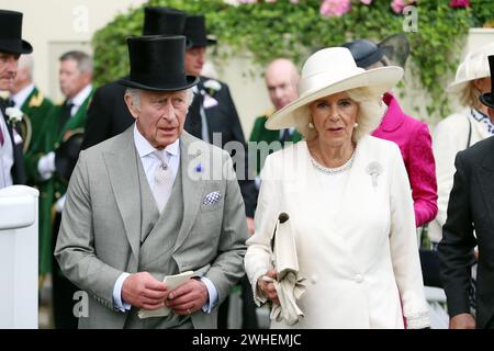 '20.06.2023, Großbritannien, Windsor, Ascot - König Karl III. Und seine Frau HRH Camilla, die Königin Gemahlin. 00S230620D362CAROEX.JPG [MODELLVERSION: NEIN, PROPERT Stockfoto