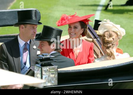 '23.06.2023, Großbritannien, Windsor, Ascot - Prinz William, Prinz von Wales und Catherine, Prinzessin von Wales, Ankunft in einer Kutsche bei Royal Ascot racec Stockfoto